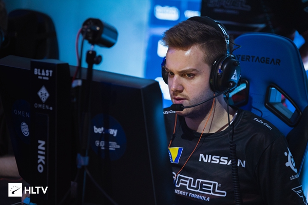 LPL官方：剑气纵横，披荆斩极，恭喜WBG晋级下一轮